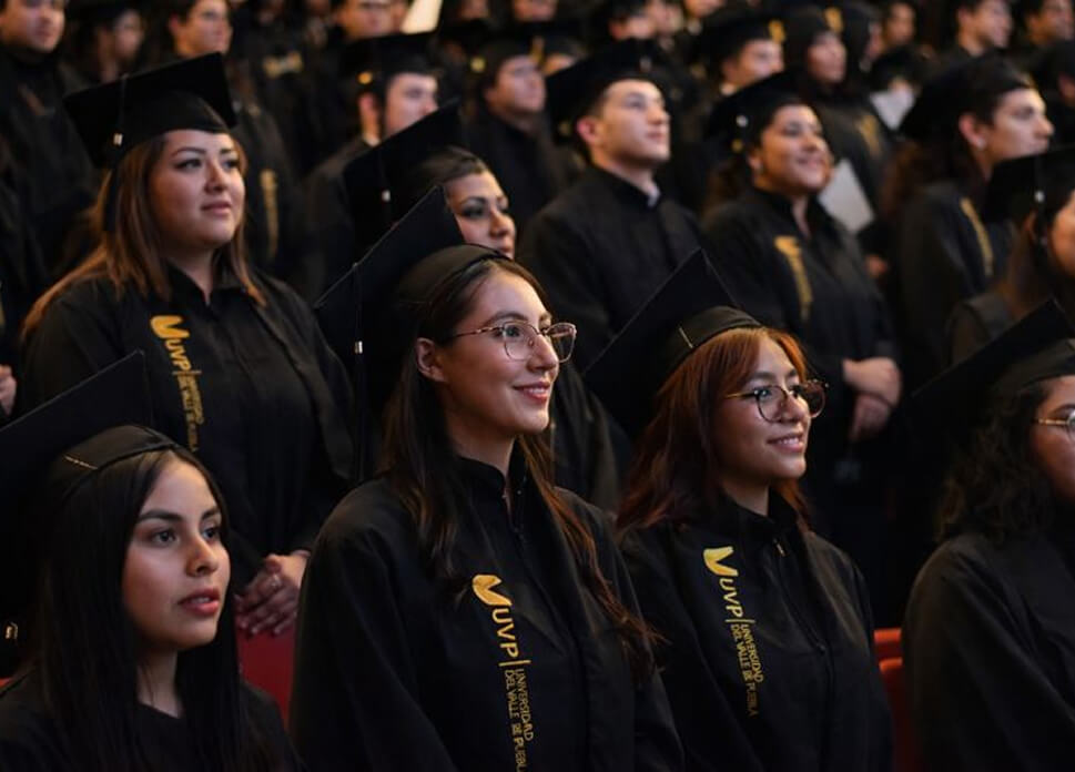 Jóvenes beneficiados trabajando en proyectos comunitarios
