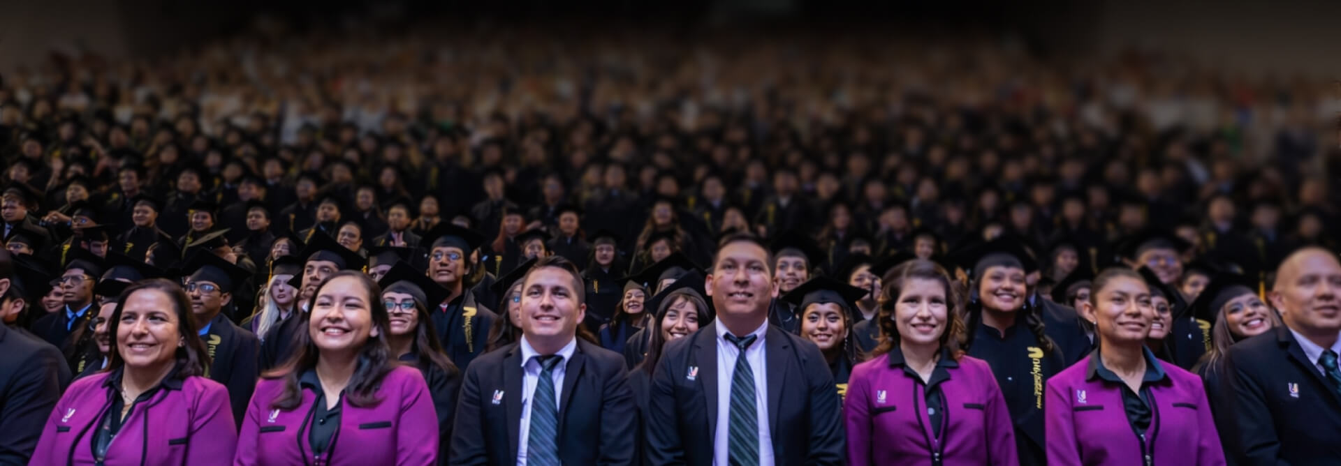 Estudiantes universitarios sonriendo juntos