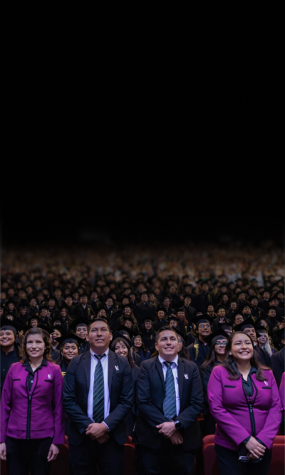 Estudiantes universitarios sonriendo juntos - versión móvil