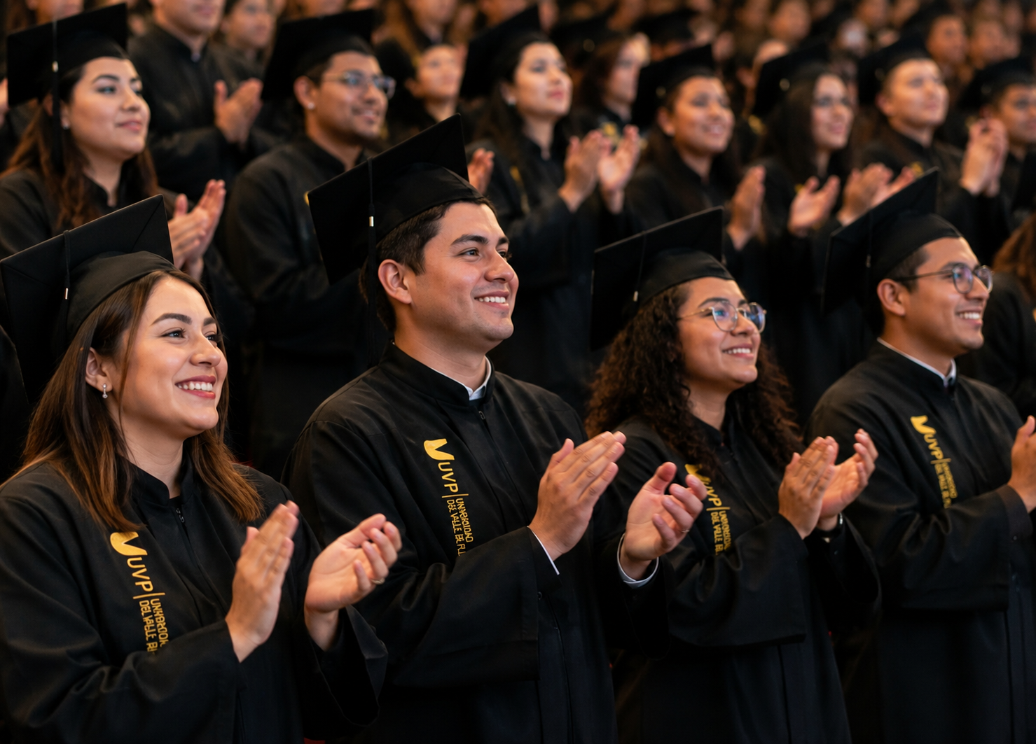 Estudiantes graduados celebrando